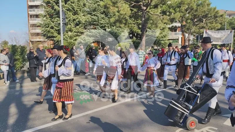 VENARIA - Carri, musica, bugie, cioccolata e tanta allegria: ecco il «Real Carnevale Venariese» - FOTO E VIDEO