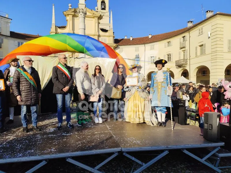 VENARIA - Carri, musica, bugie, cioccolata e tanta allegria: ecco il «Real Carnevale Venariese» - FOTO E VIDEO