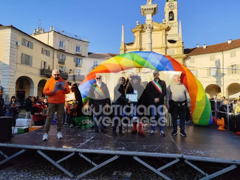 VENARIA - Carri, musica, bugie, cioccolata e tanta allegria: ecco il «Real Carnevale Venariese» - FOTO E VIDEO