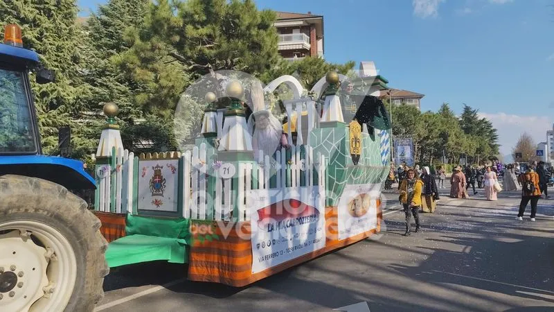 VENARIA - Carri, musica, bugie, cioccolata e tanta allegria: ecco il «Real Carnevale Venariese» - FOTO E VIDEO