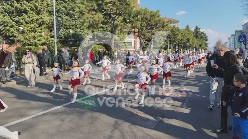 VENARIA - Carri, musica, bugie, cioccolata e tanta allegria: ecco il «Real Carnevale Venariese» - FOTO E VIDEO