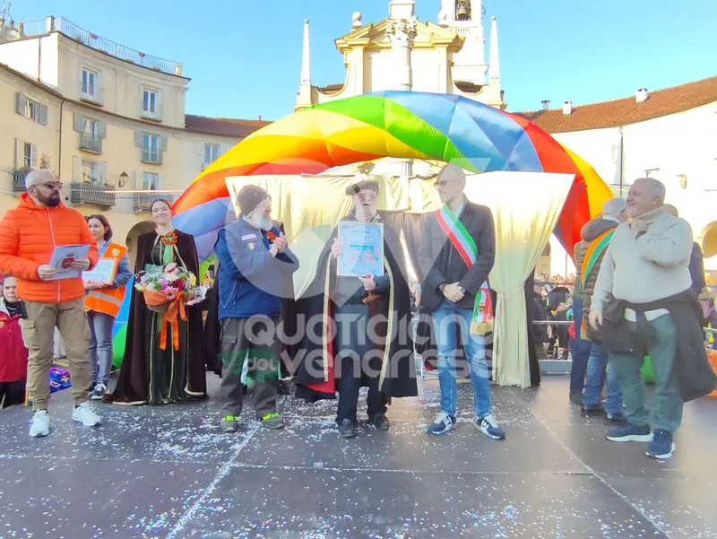 VENARIA - Carri, musica, bugie, cioccolata e tanta allegria: ecco il «Real Carnevale Venariese» - FOTO E VIDEO