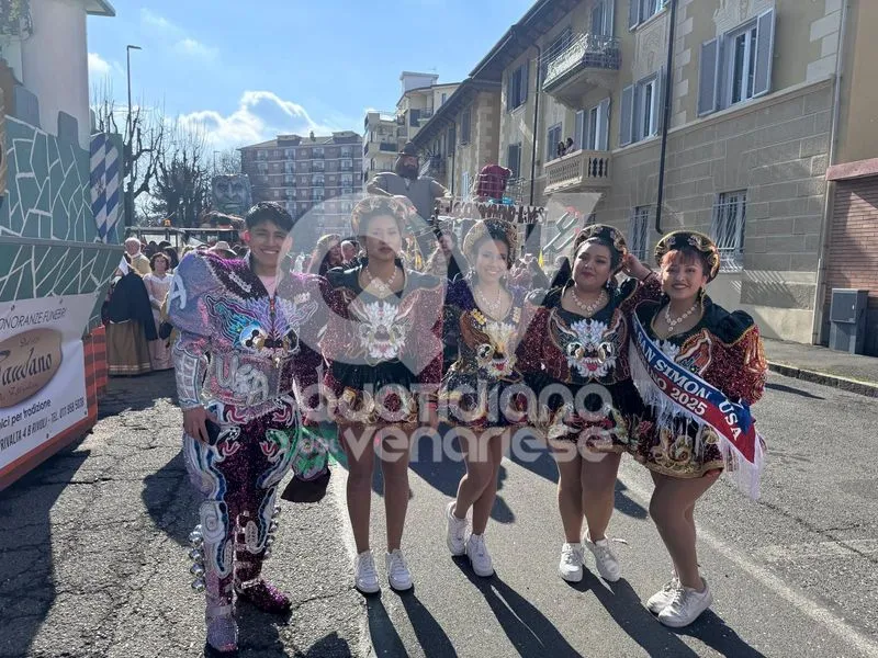 VENARIA - Carri, musica, bugie, cioccolata e tanta allegria: ecco il «Real Carnevale Venariese» - FOTO E VIDEO