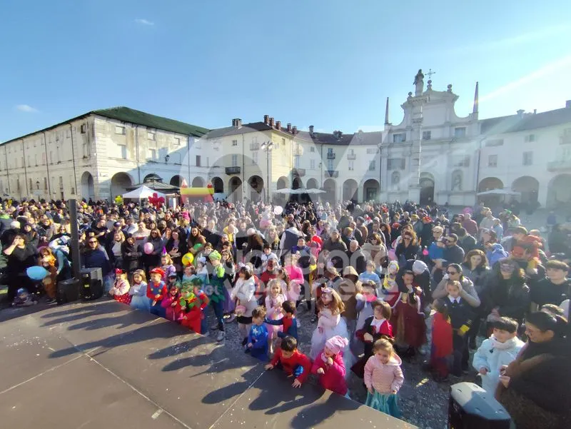 VENARIA - Carri, musica, bugie, cioccolata e tanta allegria: ecco il «Real Carnevale Venariese» - FOTO E VIDEO