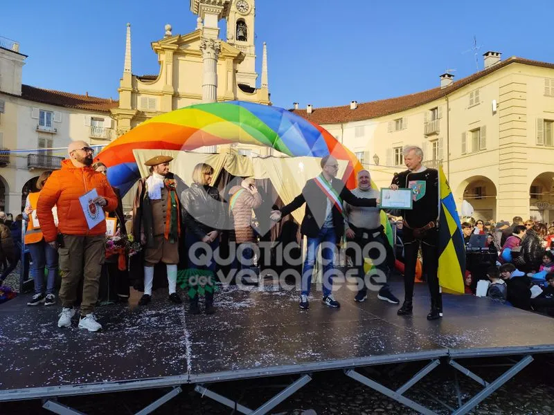 VENARIA - Carri, musica, bugie, cioccolata e tanta allegria: ecco il «Real Carnevale Venariese» - FOTO E VIDEO