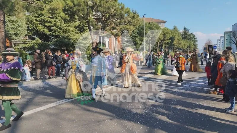 VENARIA - Carri, musica, bugie, cioccolata e tanta allegria: ecco il «Real Carnevale Venariese» - FOTO E VIDEO