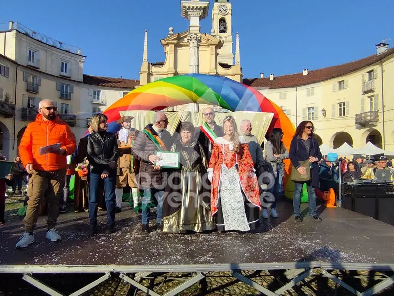 VENARIA - Carri, musica, bugie, cioccolata e tanta allegria: ecco il «Real Carnevale Venariese» - FOTO E VIDEO