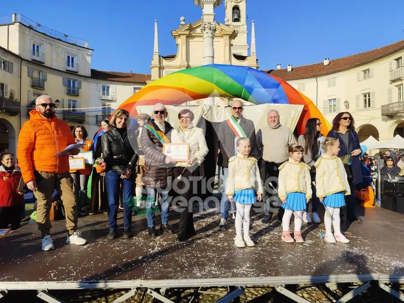 VENARIA - Carri, musica, bugie, cioccolata e tanta allegria: ecco il «Real Carnevale Venariese» - FOTO E VIDEO