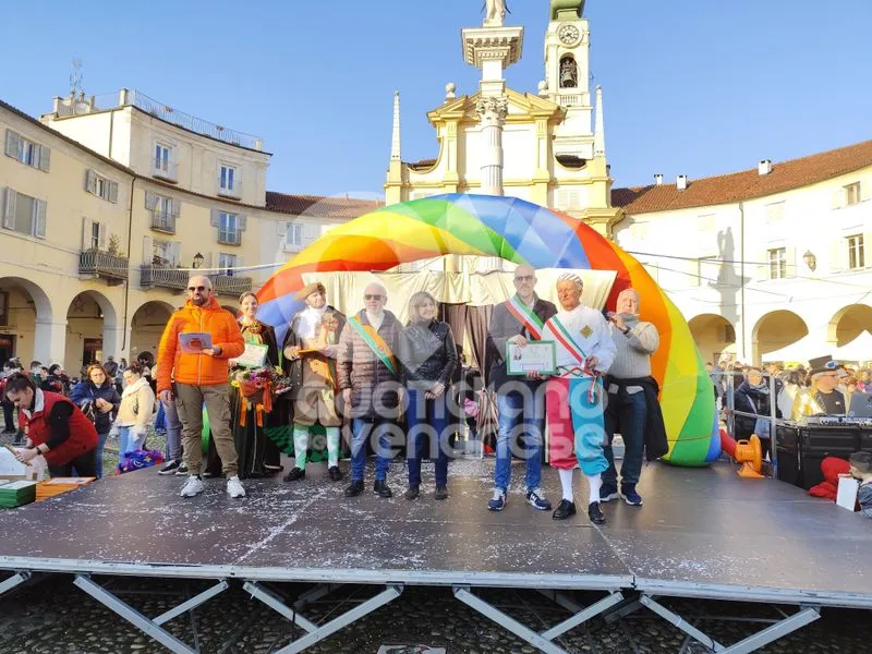 VENARIA - Carri, musica, bugie, cioccolata e tanta allegria: ecco il «Real Carnevale Venariese» - FOTO E VIDEO