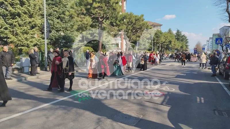 VENARIA - Carri, musica, bugie, cioccolata e tanta allegria: ecco il «Real Carnevale Venariese» - FOTO E VIDEO