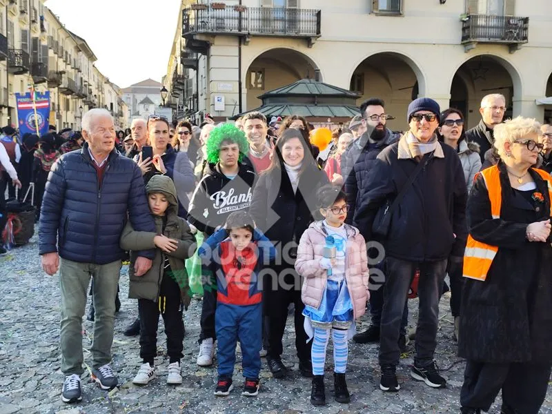 VENARIA - Carri, musica, bugie, cioccolata e tanta allegria: ecco il «Real Carnevale Venariese» - FOTO E VIDEO