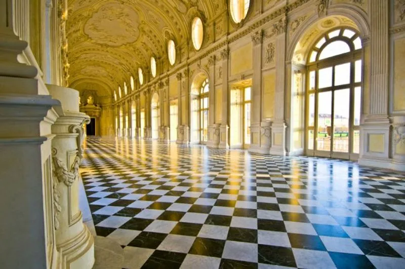 VENARIA - Reggia chiusa tutto il pomeriggio per il «matrimonio vip dei misteri»