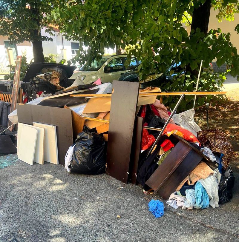 VENARIA - Rifiuti abbandonati in corso Matteotti: dopo i controlli della Polizia Locale scattano multe e denunce