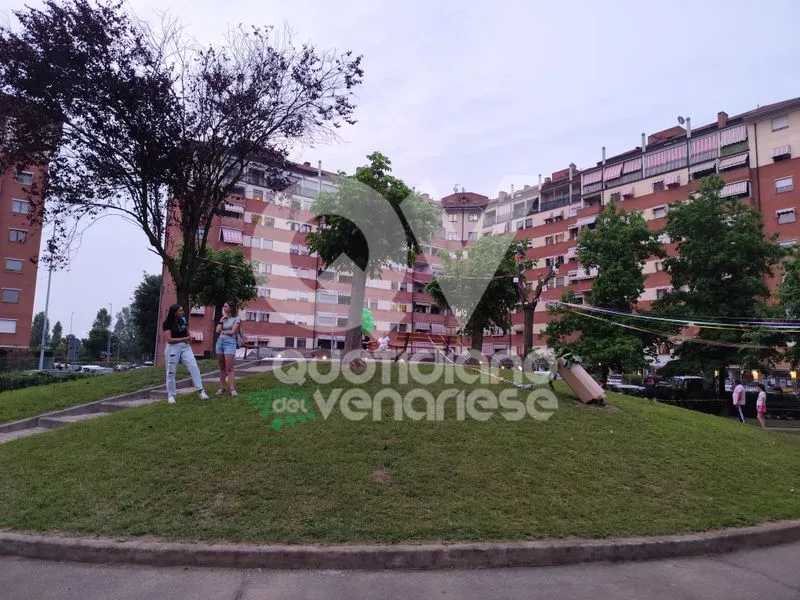 VENARIA - Torna a risplendere il giardino privato «Delle tre rotonde»: merito dei tanti residenti - FOTO
