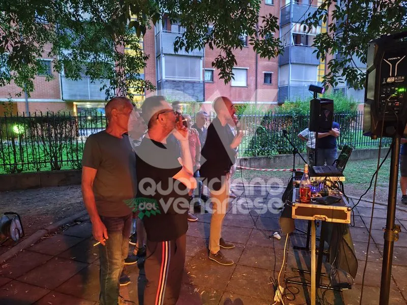 VENARIA - Torna a risplendere il giardino privato «Delle tre rotonde»: merito dei tanti residenti - FOTO