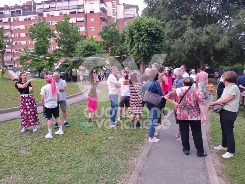 VENARIA - Torna a risplendere il giardino privato «Delle tre rotonde»: merito dei tanti residenti - FOTO