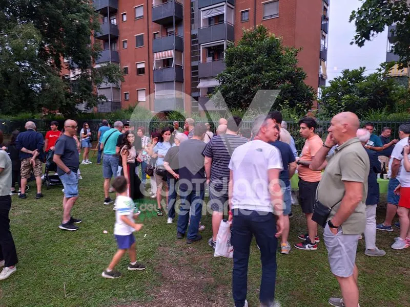 VENARIA - Torna a risplendere il giardino privato «Delle tre rotonde»: merito dei tanti residenti - FOTO