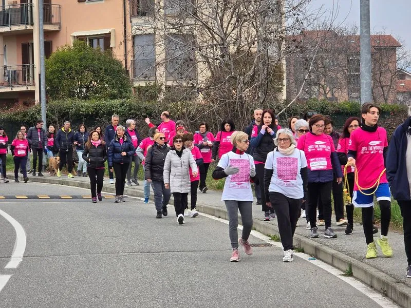 JUST THE WOMAN I AM - Una «marea rosa» a Venaria, Rivoli, Val della Torre, Caselle, Grugliasco, Borgaro, Cafasse e Pianezza - FOTO