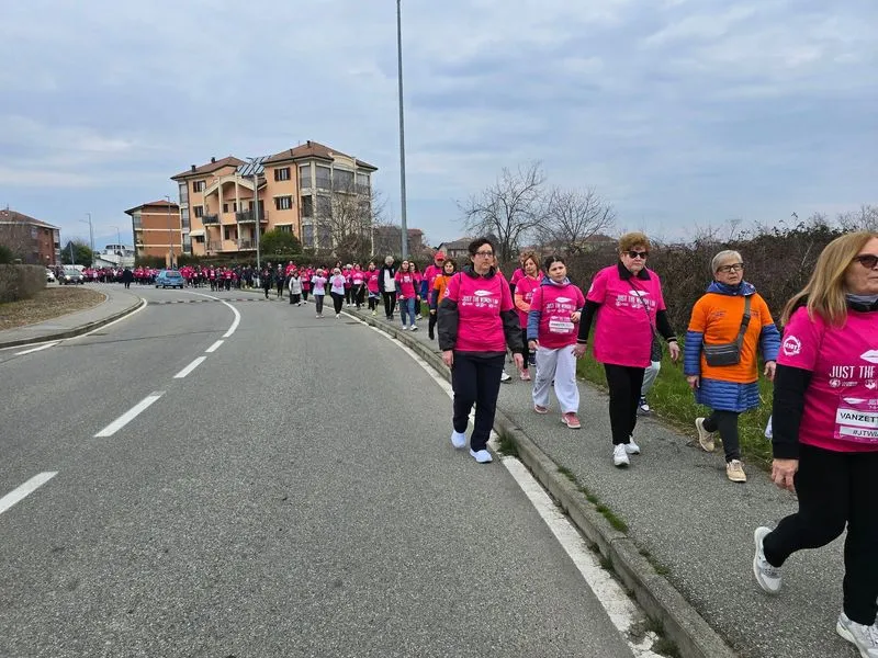 JUST THE WOMAN I AM - Una «marea rosa» a Venaria, Rivoli, Val della Torre, Caselle, Grugliasco, Borgaro, Cafasse e Pianezza - FOTO