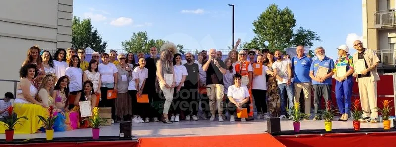 VENARIA - In piazza Vittorio la sfilata di moda di «Mr Creazioni» per la Fondazione Forma del Regina Margherita