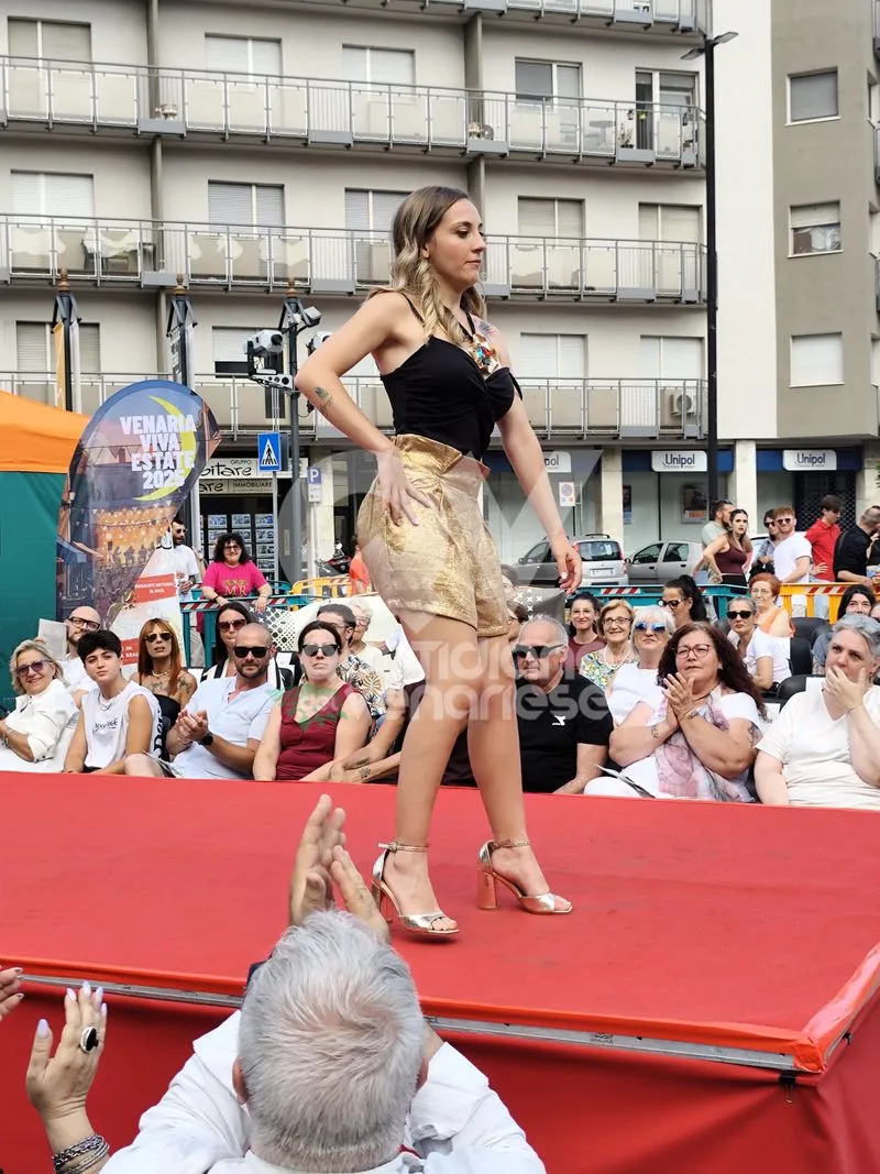VENARIA - Una sfilata di moda speciale, tra solidarietà per il Regina Margherita e un omaggio a Raffaella Carrà - FOTO