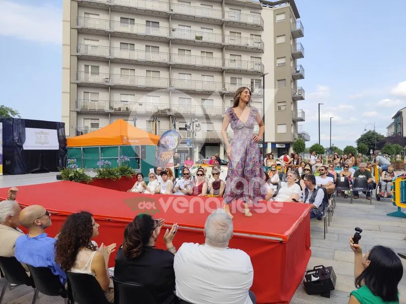 VENARIA - Una sfilata di moda speciale, tra solidarietà per il Regina Margherita e un omaggio a Raffaella Carrà - FOTO