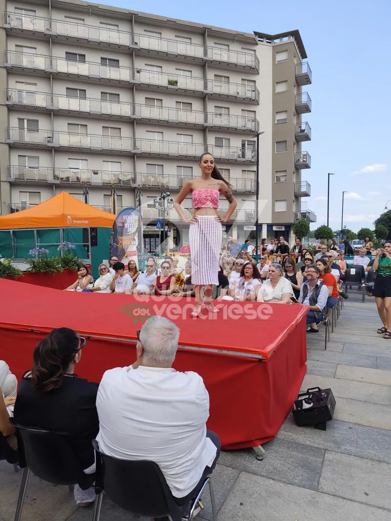 VENARIA - Una sfilata di moda speciale, tra solidarietà per il Regina Margherita e un omaggio a Raffaella Carrà - FOTO
