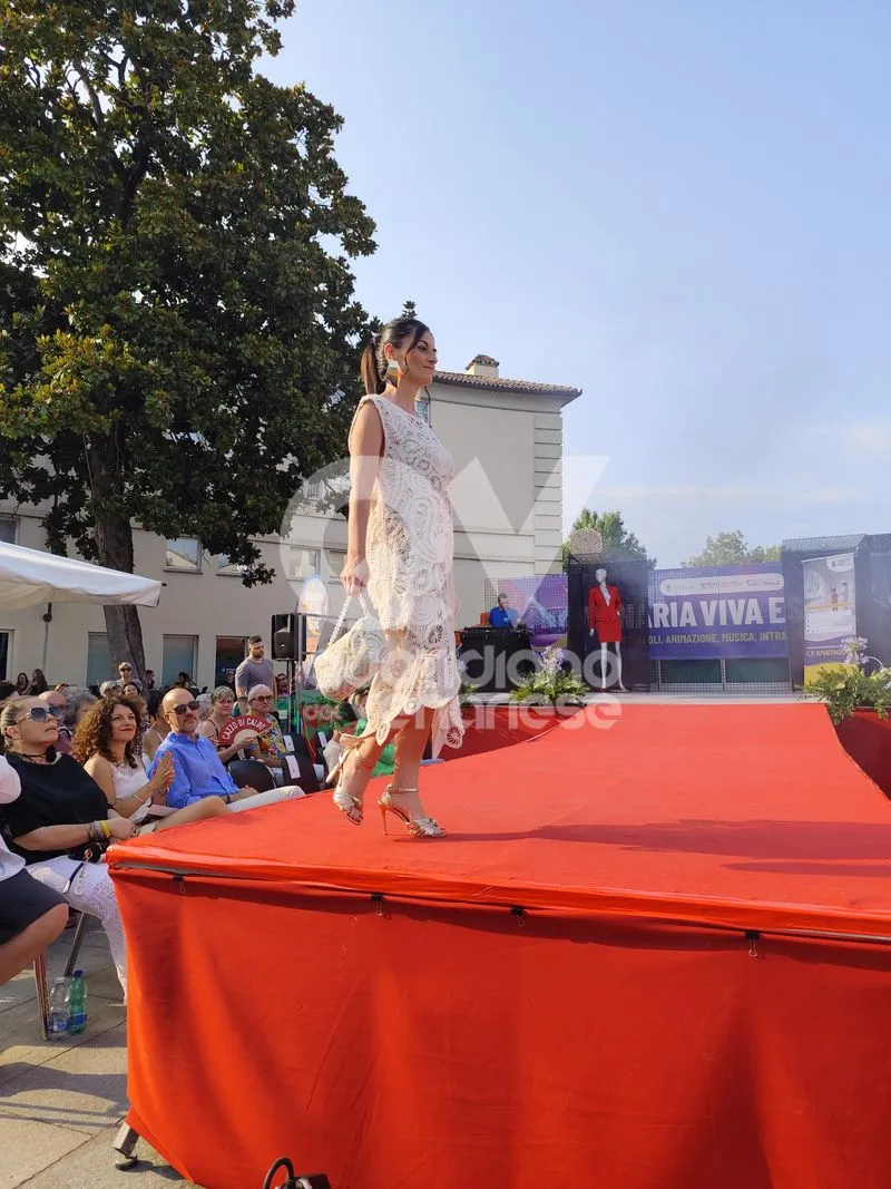 VENARIA - Una sfilata di moda speciale, tra solidarietà per il Regina Margherita e un omaggio a Raffaella Carrà - FOTO