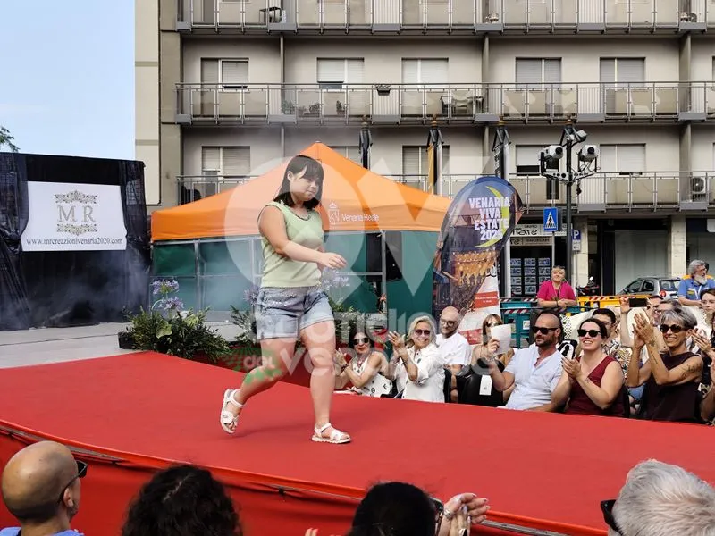 VENARIA - Una sfilata di moda speciale, tra solidarietà per il Regina Margherita e un omaggio a Raffaella Carrà - FOTO