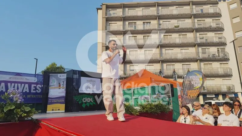 VENARIA - Una sfilata di moda speciale, tra solidarietà per il Regina Margherita e un omaggio a Raffaella Carrà - FOTO
