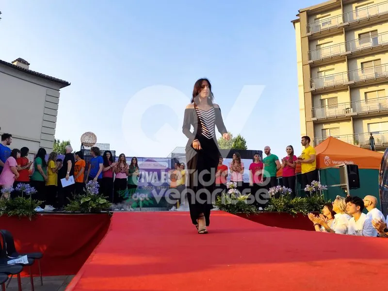 VENARIA - Una sfilata di moda speciale, tra solidarietà per il Regina Margherita e un omaggio a Raffaella Carrà - FOTO