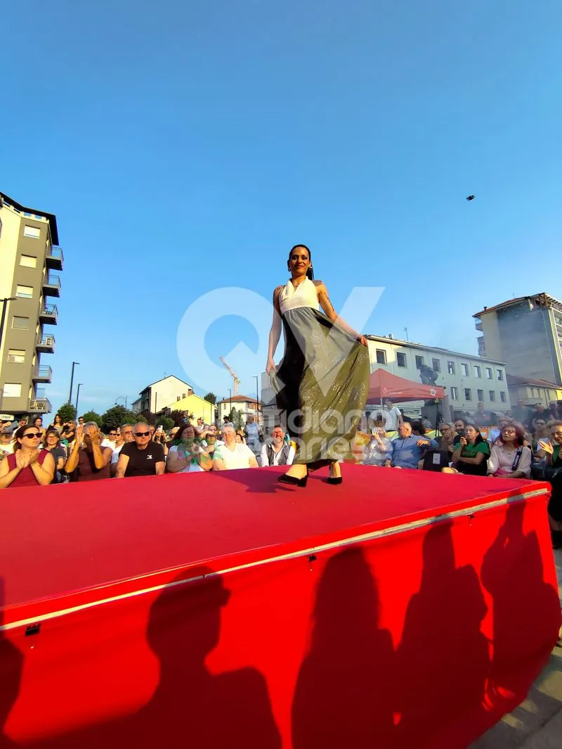 VENARIA - Una sfilata di moda speciale, tra solidarietà per il Regina Margherita e un omaggio a Raffaella Carrà - FOTO