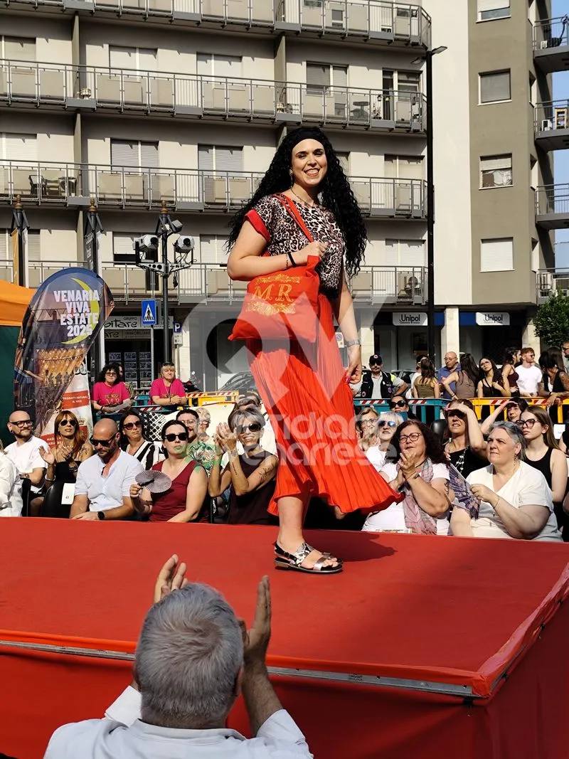 VENARIA - Una sfilata di moda speciale, tra solidarietà per il Regina Margherita e un omaggio a Raffaella Carrà - FOTO