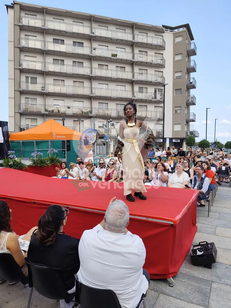 VENARIA - Una sfilata di moda speciale, tra solidarietà per il Regina Margherita e un omaggio a Raffaella Carrà - FOTO