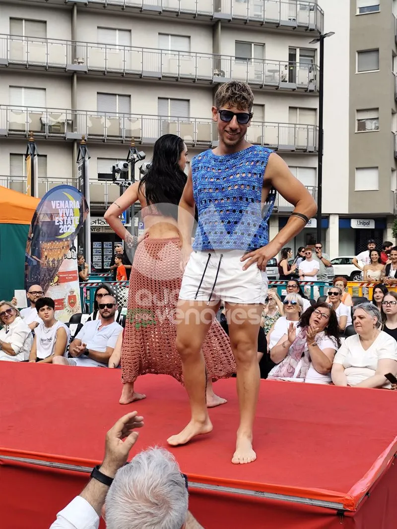 VENARIA - Una sfilata di moda speciale, tra solidarietà per il Regina Margherita e un omaggio a Raffaella Carrà - FOTO