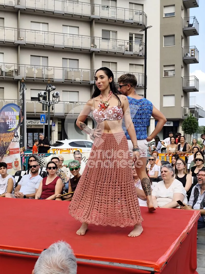 VENARIA - Una sfilata di moda speciale, tra solidarietà per il Regina Margherita e un omaggio a Raffaella Carrà - FOTO