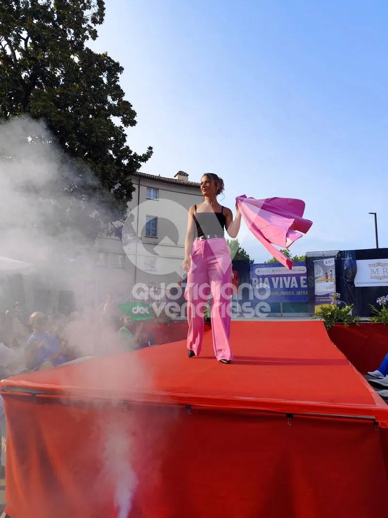VENARIA - Una sfilata di moda speciale, tra solidarietà per il Regina Margherita e un omaggio a Raffaella Carrà - FOTO