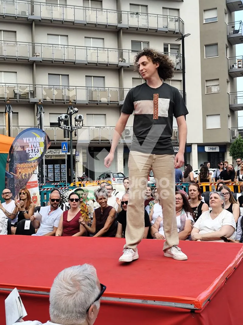 VENARIA - Una sfilata di moda speciale, tra solidarietà per il Regina Margherita e un omaggio a Raffaella Carrà - FOTO
