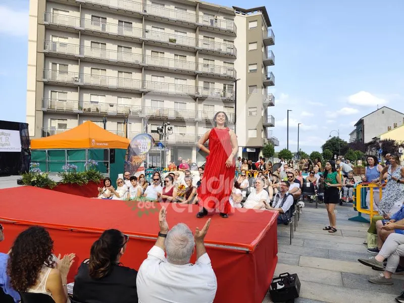 VENARIA - Una sfilata di moda speciale, tra solidarietà per il Regina Margherita e un omaggio a Raffaella Carrà - FOTO