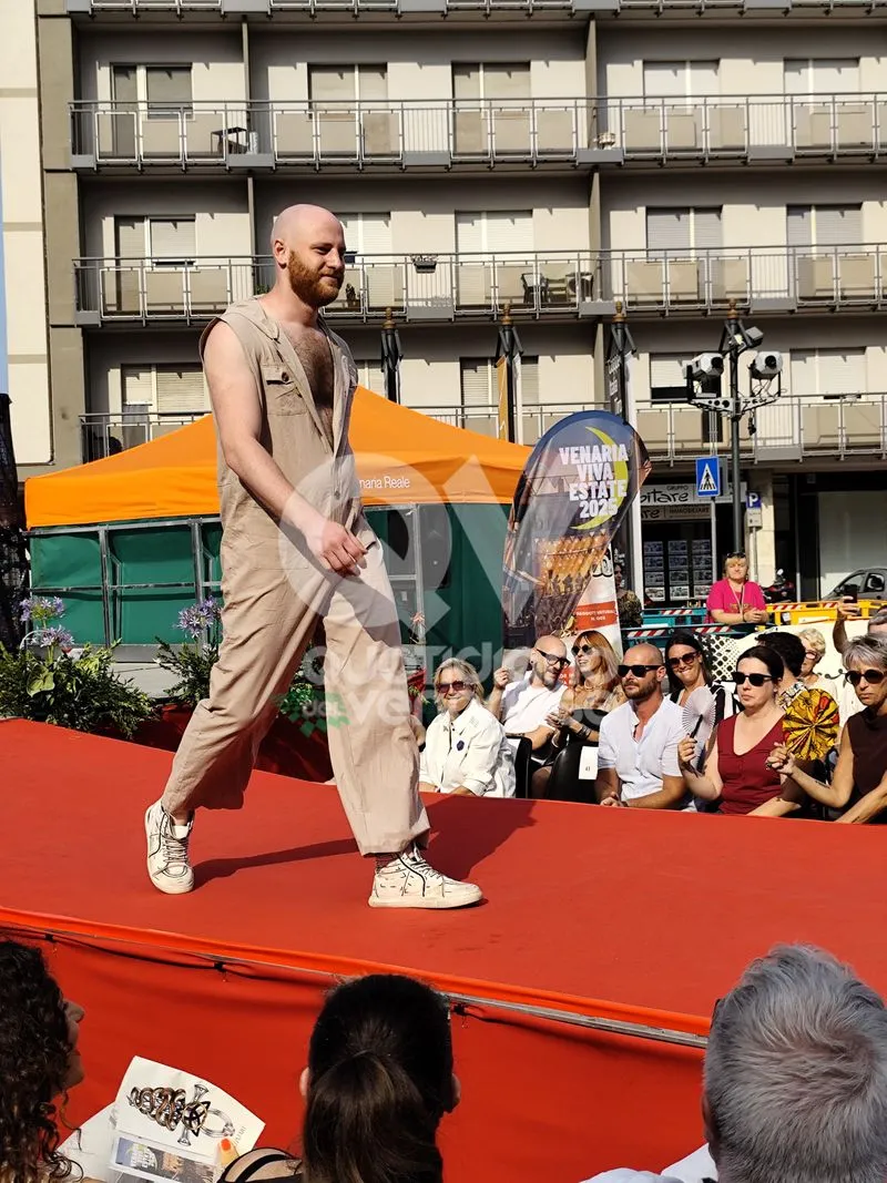 VENARIA - Una sfilata di moda speciale, tra solidarietà per il Regina Margherita e un omaggio a Raffaella Carrà - FOTO