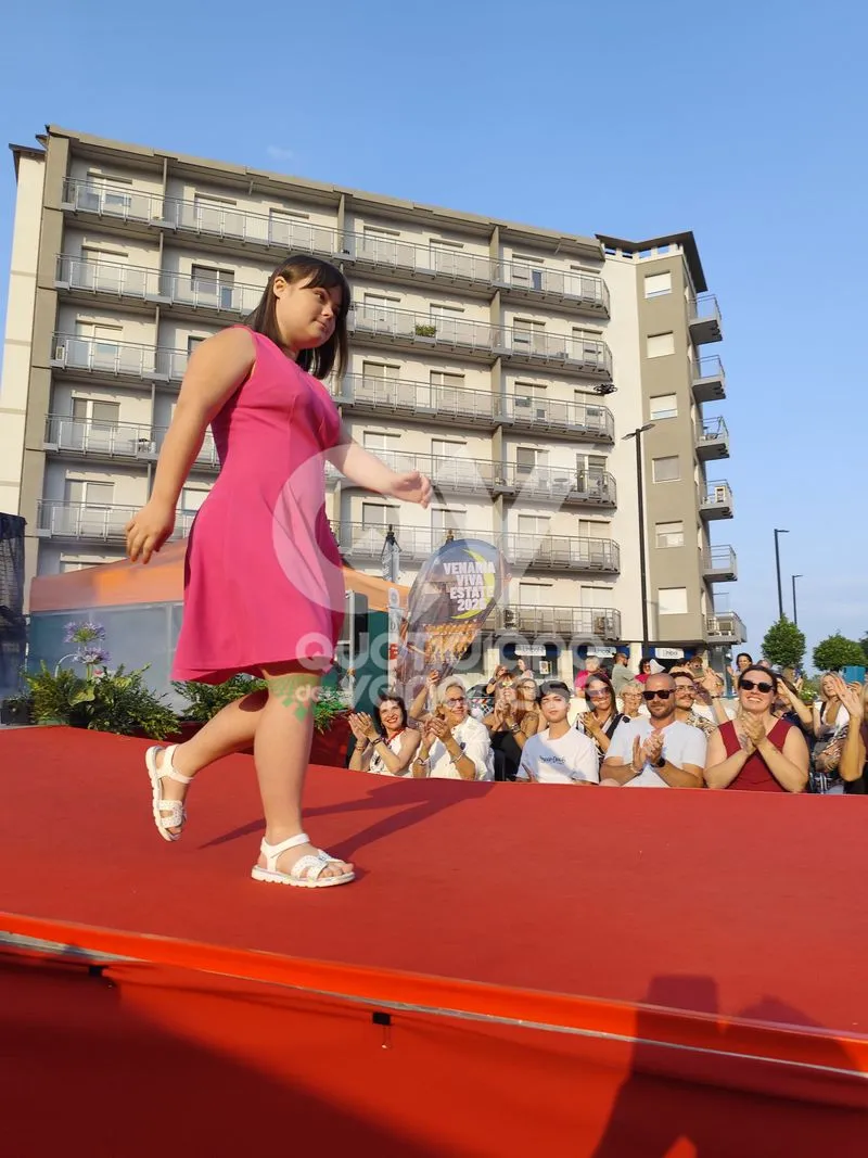 VENARIA - Una sfilata di moda speciale, tra solidarietà per il Regina Margherita e un omaggio a Raffaella Carrà - FOTO