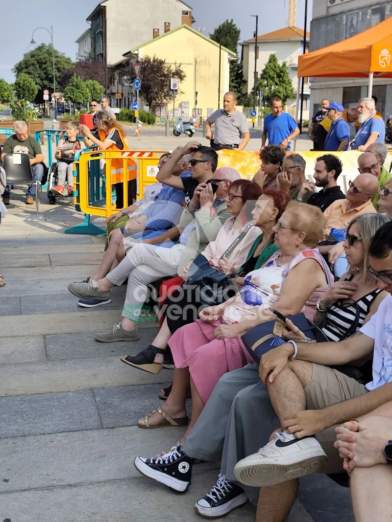 VENARIA - Una sfilata di moda speciale, tra solidarietà per il Regina Margherita e un omaggio a Raffaella Carrà - FOTO