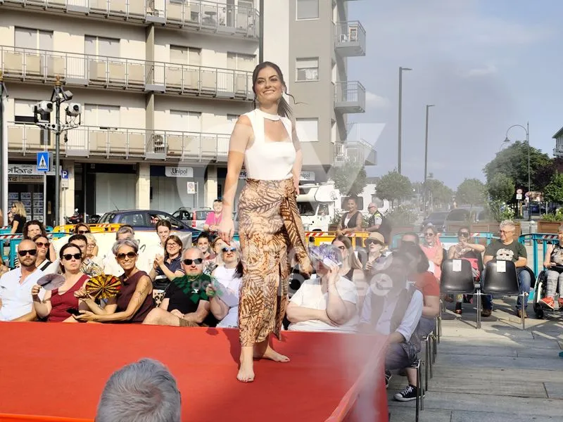 VENARIA - Una sfilata di moda speciale, tra solidarietà per il Regina Margherita e un omaggio a Raffaella Carrà - FOTO