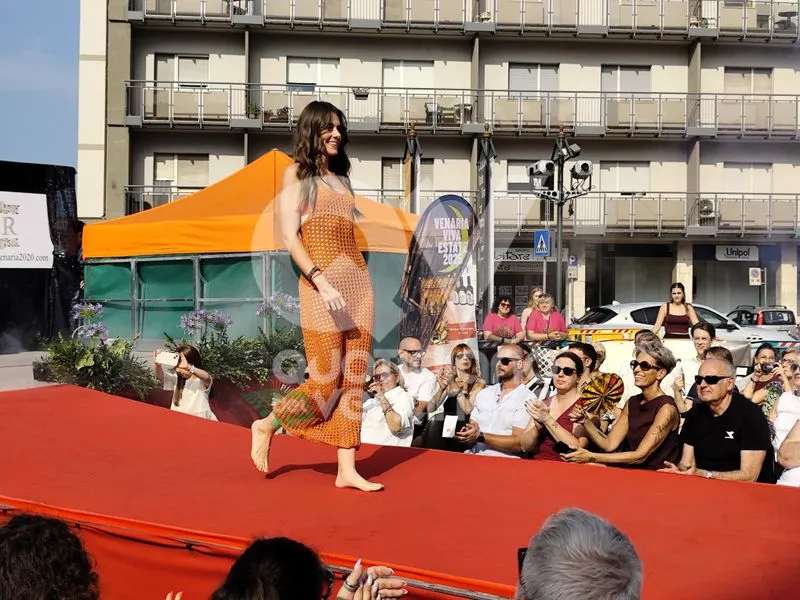 VENARIA - Una sfilata di moda speciale, tra solidarietà per il Regina Margherita e un omaggio a Raffaella Carrà - FOTO