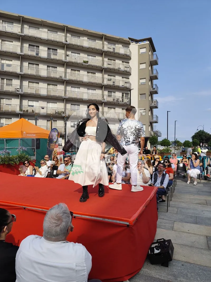 VENARIA - Una sfilata di moda speciale, tra solidarietà per il Regina Margherita e un omaggio a Raffaella Carrà - FOTO