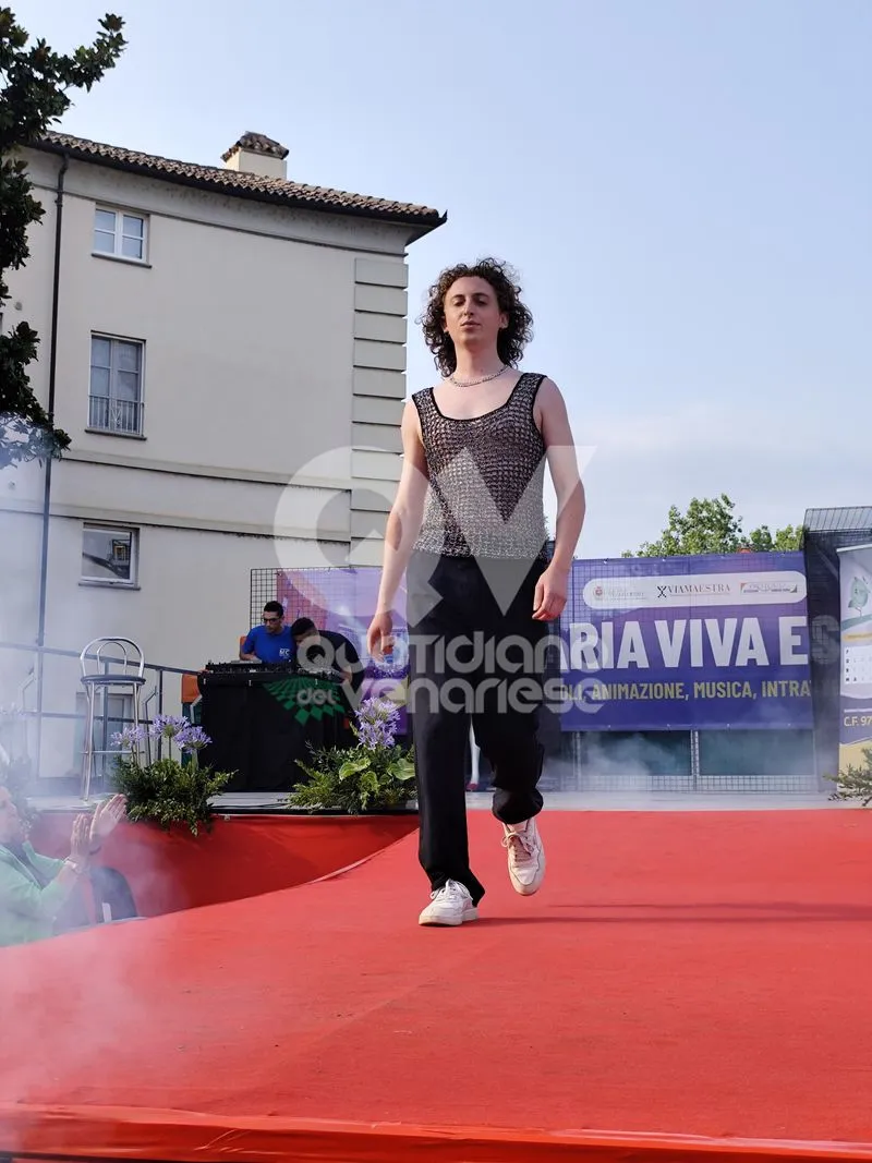 VENARIA - Una sfilata di moda speciale, tra solidarietà per il Regina Margherita e un omaggio a Raffaella Carrà - FOTO