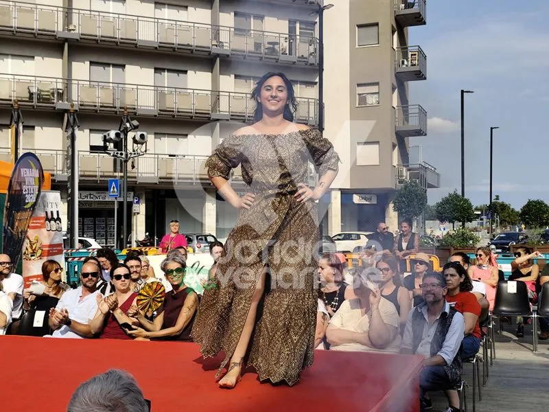 VENARIA - Una sfilata di moda speciale, tra solidarietà per il Regina Margherita e un omaggio a Raffaella Carrà - FOTO