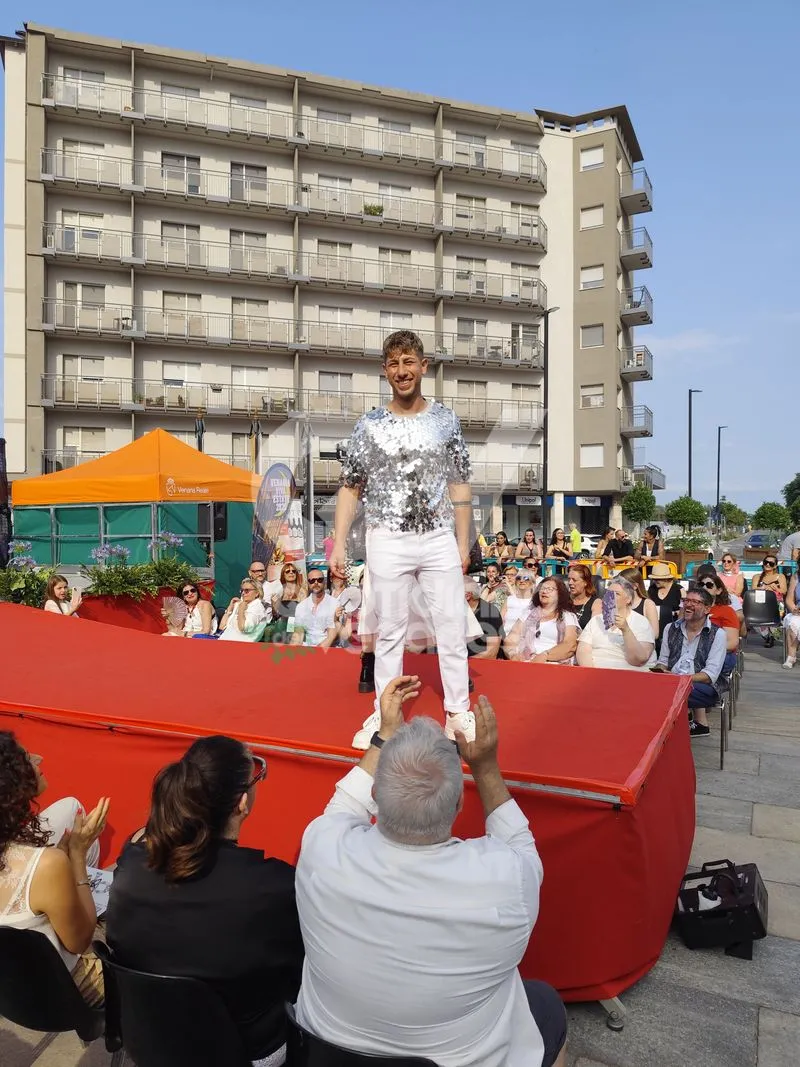 VENARIA - Una sfilata di moda speciale, tra solidarietà per il Regina Margherita e un omaggio a Raffaella Carrà - FOTO