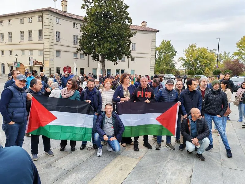 VENARIA - Oltre un centinaio di persone per gridare «stop» alla guerra e «si» alla pace a Gaza - FOTO
