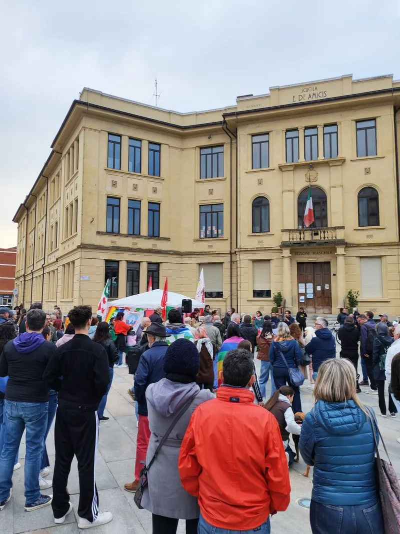 VENARIA - Oltre un centinaio di persone per gridare «stop» alla guerra e «si» alla pace a Gaza - FOTO